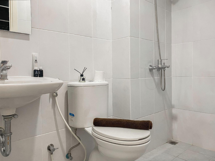 Bathroom 3, Homey And Cozy Stay Studio Apartment At Patraland Urbano, Bekasi