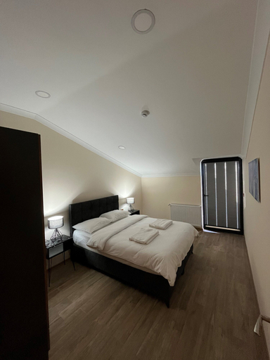 Bedroom 3, White House Apart, Merkez