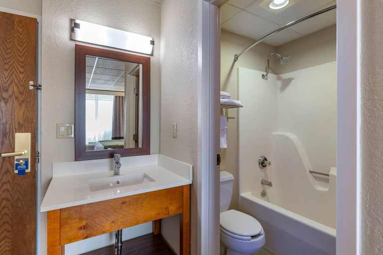Bathroom 4, Comfort Inn & Suites Gateway to Glacier National Park, Shelby