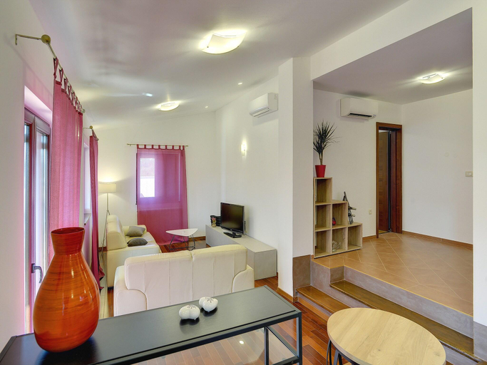 Others 3, Villa in Pula with sea beach, Pula
