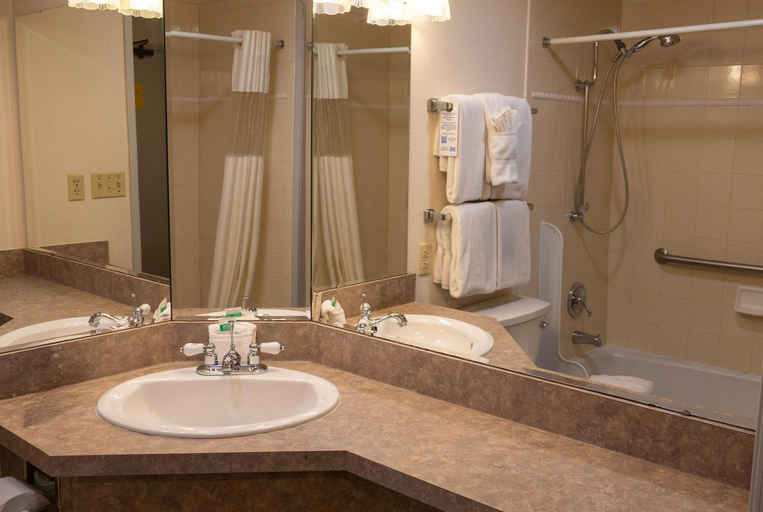 Bathroom, Chateau Westport Resort, Trademark Collection by Wyndham, Grays Harbor