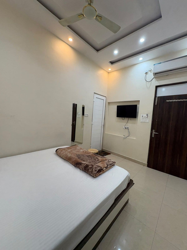 Others 3, Saraswati Grand, Varanasi