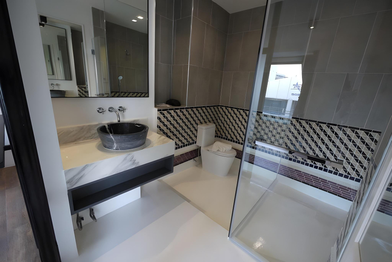Bathroom 5, Oriental Heritage Hotel, Bang Rak