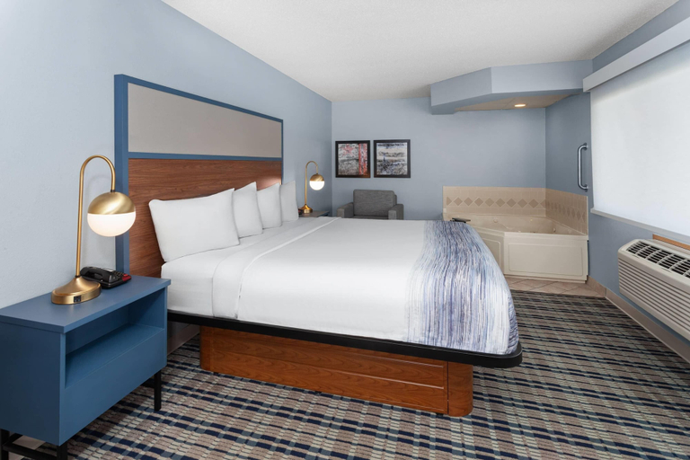 Bedroom 3, AmericInn by Wyndham Austin, Mower