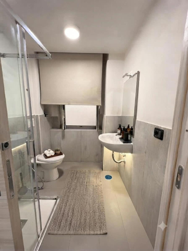 Bathroom 2, Bouganville, Napoli