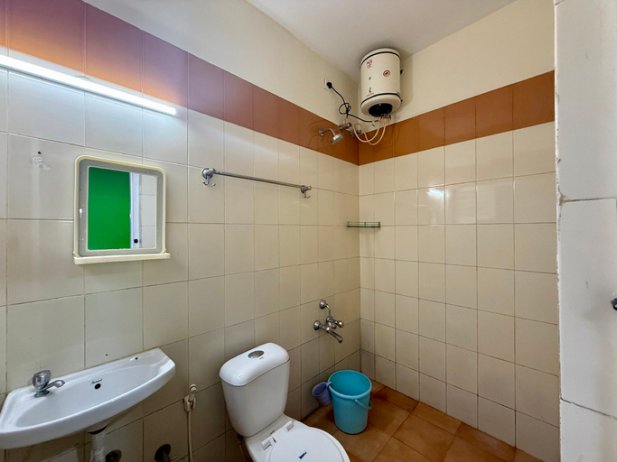 Bathroom, Nilgiris Inn, The Nilgiris
