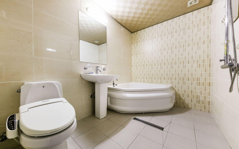 Bathroom, Taean Anmyeon Lux Pensiontel, Taean