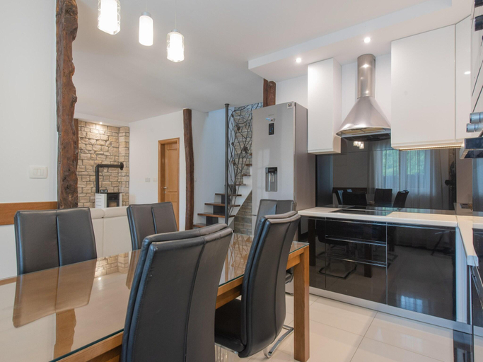 Others 4, Cozy Villa for 8 with Pool and Jacuzzi, Proložac
