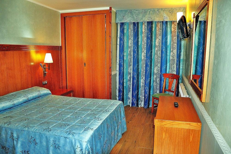 Bedroom 4, Hostal La Font, Lleida
