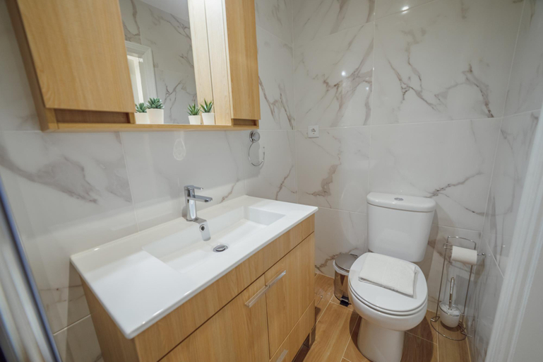 Bathroom 3, Lapa Stylish Apartment A by Vacationy, Porto