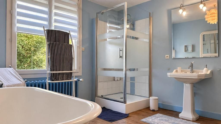 Bathroom 5, Chez Patou, Mayenne