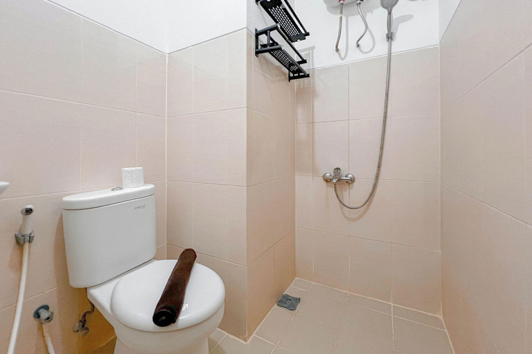 Bathroom 4, Spacious And Restfull 3Br At Bale Hinggil Apartment, Surabaya