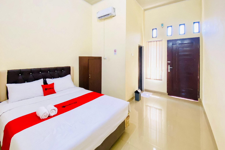 Bedroom, RedDoorz @ Shine Guest House Tebing Tinggi, Tebing Tinggi