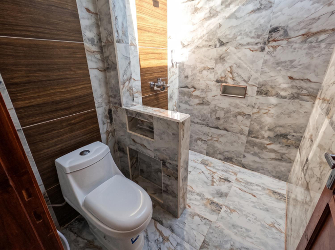 Bathroom 4, Maryan Moyo Bungalows & Resto, Sumbawa
