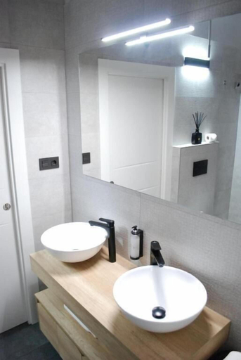 Bathroom 4, Apartamentos Altar Suites Conde Luna, León