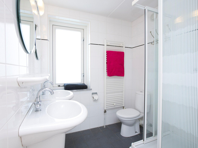 Bathroom, Villa in Cape Helius with Garden Terrace, Hellevoetsluis