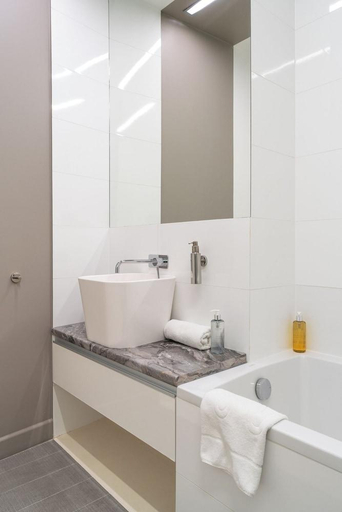 Bathroom 2, RentPlanet – Apartamenty Sky Tower, Środa Śląska