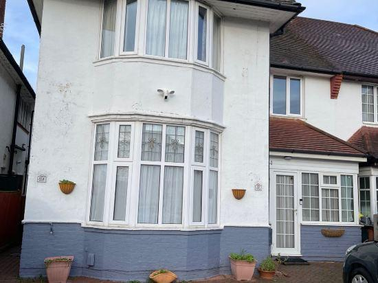 Others 4, Lovely 1 Bedroom Apartment with Free Parking, London