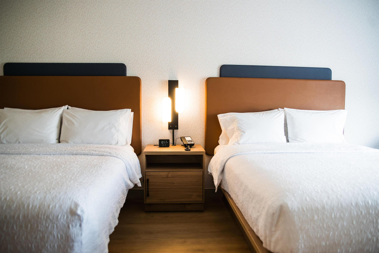 Bedroom 4, Hampton Inn & Suites by Hilton Laval, Laval