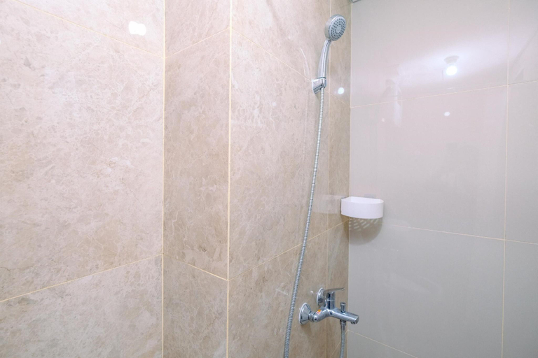 Bathroom 3, Simply Look Studio At Transpark Cibubur Apartment, Depok
