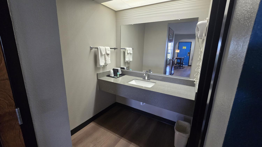 Bathroom 5, Gateway Inn and Suites Clarksville, Montgomery
