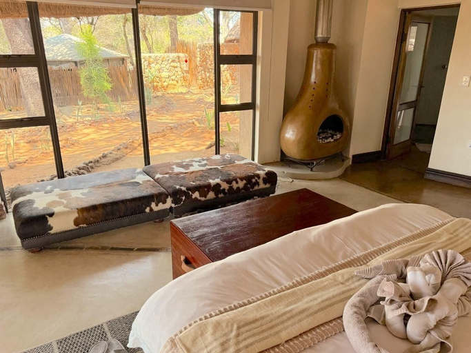 Others 3, Saleda Lodge