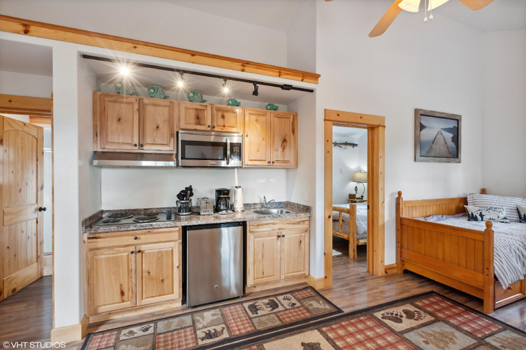 Others 5, Whispering Pines cabin rentals, Flathead