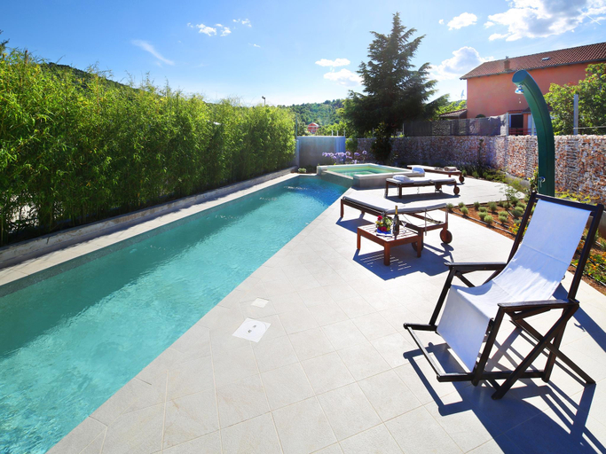 Others 3, Charming Villa with Pool, Bilice