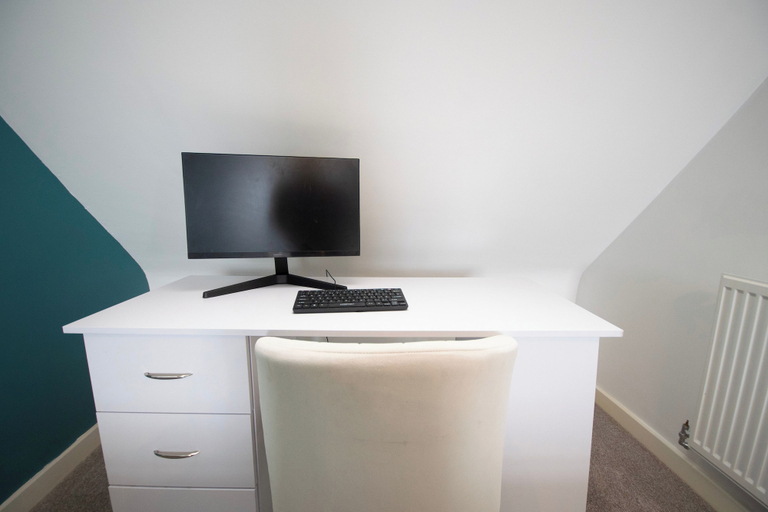 Others 4, House Sleeps 7 With Garden, Wolverhampton