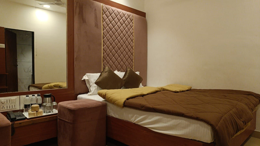 Bedroom 1, Hotel Dwarka Bhavan, Ahmadnagar