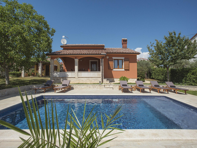 Others 2, Villa in Peroj with Private Pool & Near Beach, Bale