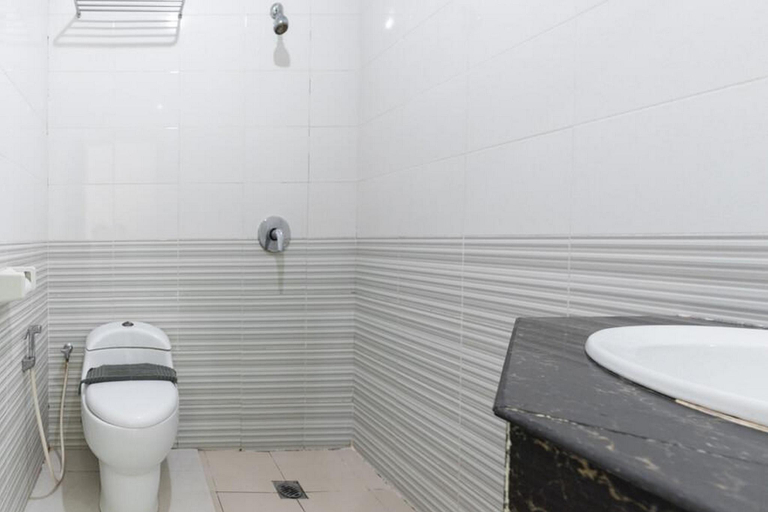 Bathroom 4, RedDoorz Plus @ Hertasning Area Makassar, Makassar
