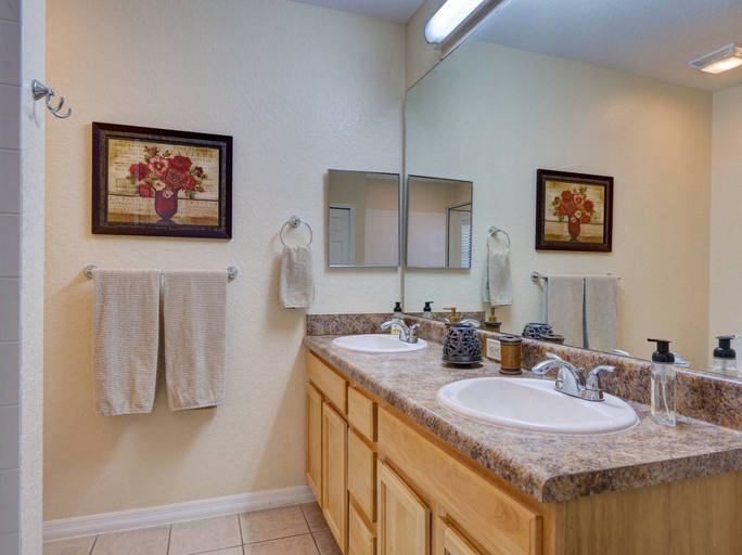 Others 2, 2BR Condo Near Disney Resort Pool & Sauna, Osceola
