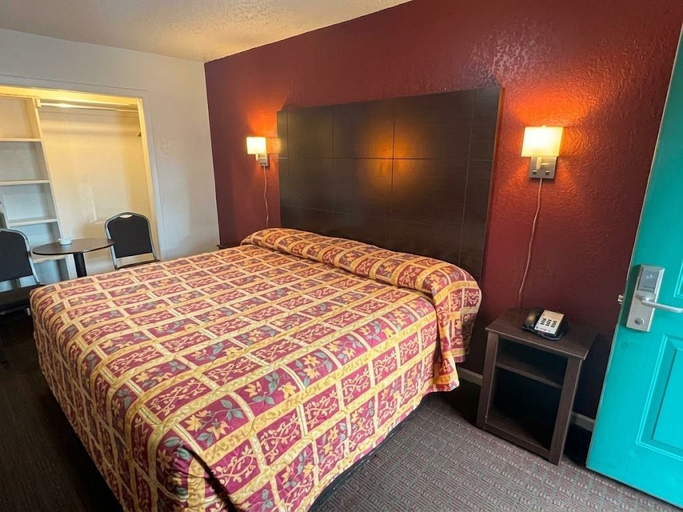 Bedroom 3, Trade Winds Motel, Arlington