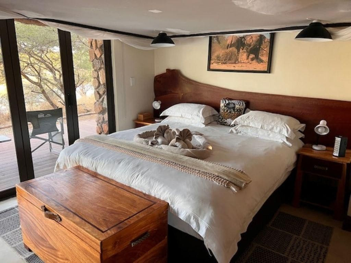 Others 4, Saleda Lodge