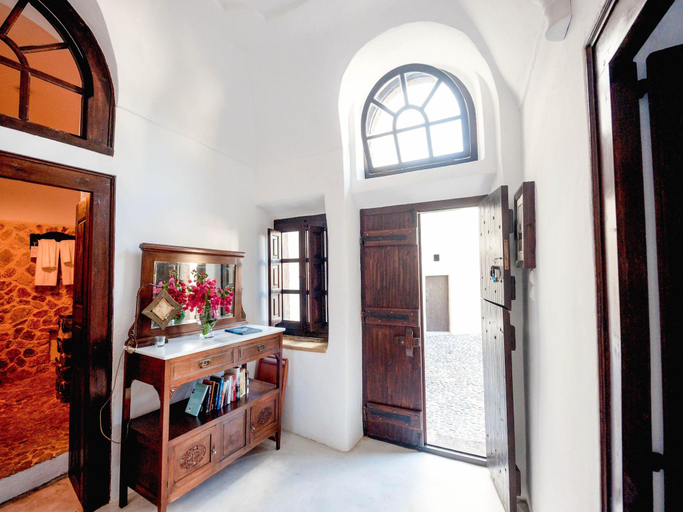 Others 4, Villa in Megalochori with Private Pool, South Aegean