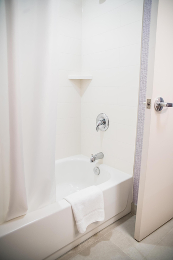 Bathroom 5, Hampton Inn & Suites by Hilton Laval, Laval