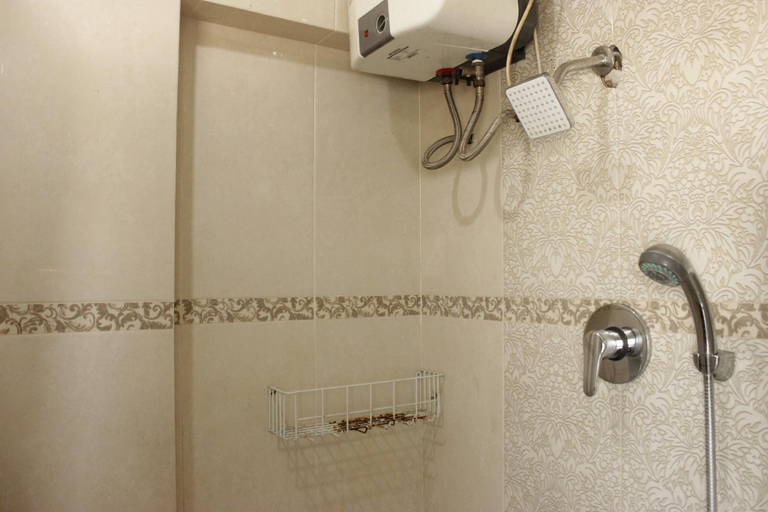 Bathroom 3, Strategic & Comfy Studio at Gateway Cicadas Apartment, Bandung
