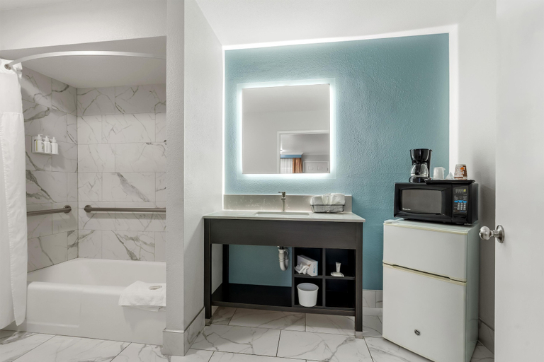Bathroom 4, Red Lion Inn & Suites Lemoore, Kings