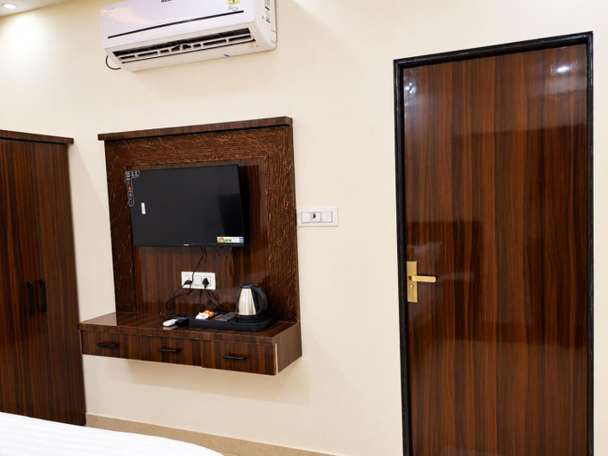 Bathroom, Lime Tree Hotel and Banquet Vrindavan, Mathura