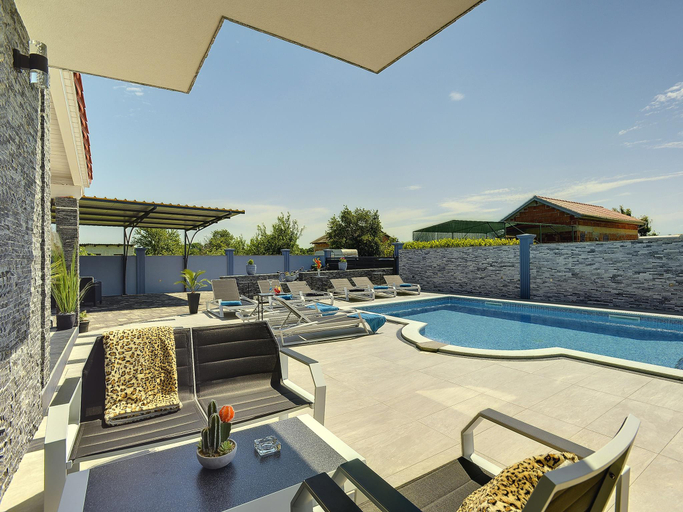 Others 2, Villa in Fažana near Beach with Pool, Fažana