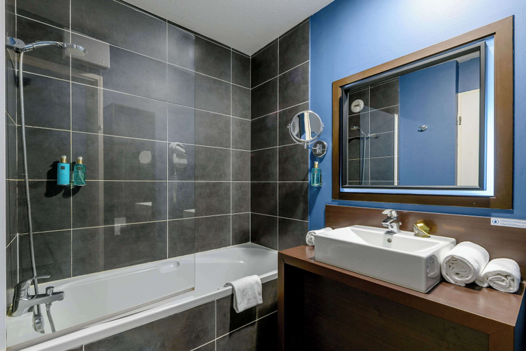 Bathroom 4, Comfort Aparthotel Bordeaux Begles Arena, Gironde