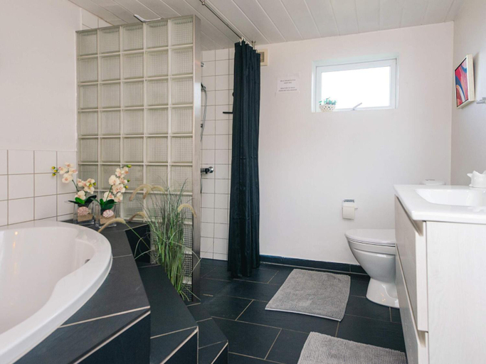 Bathroom 3, 5 star holiday home in Fanø, Fanø