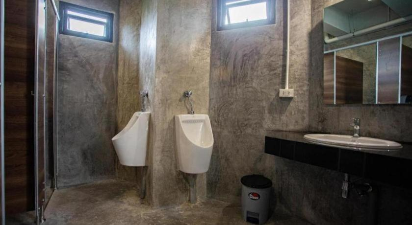 Bathroom, Sleepbox Hostel Suratthani, Muang Surat Thani