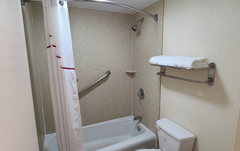 Bathroom 5, Red Roof Inn Tifton, Tift