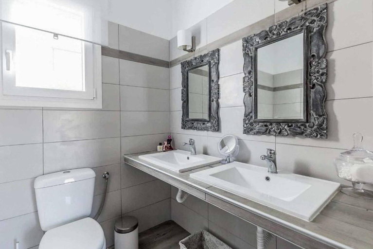 Bathroom 3, Villa Revenio, Thessaly