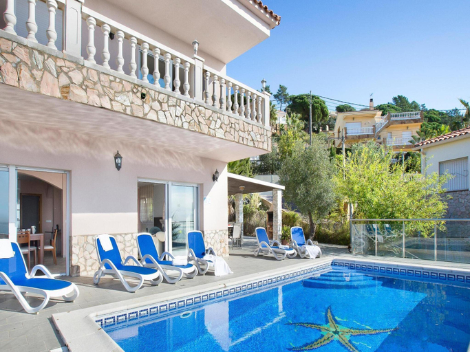 Others 3, Villa in Costa Brava With Sea Views & Pool, Girona