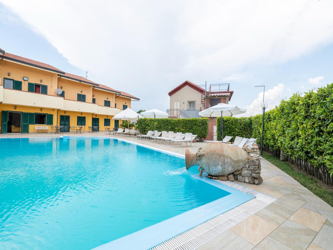 Others 5, Villa Steps from the Beach, Salerno