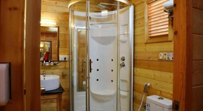 Bathroom 3, Majestic Beach Comforts - Beachfront, South Goa