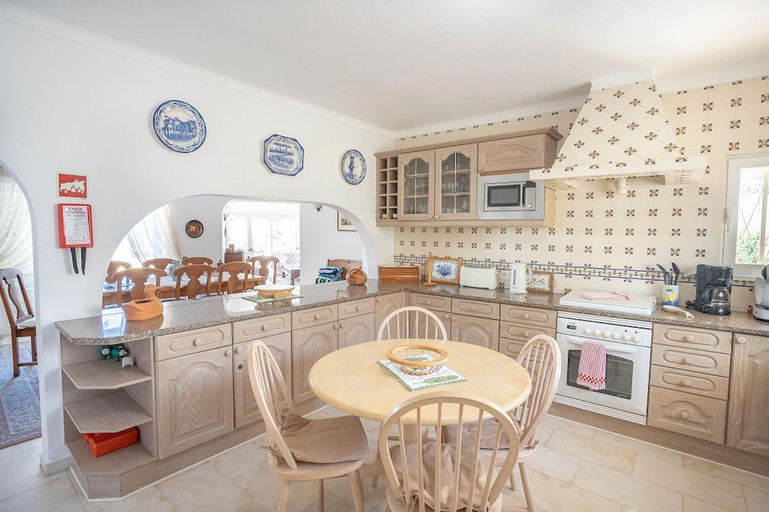 Others 4, SILVER · BEAUTIFUL 4 BEDROOM VILA JUST STEPS TO TH, Lagoa